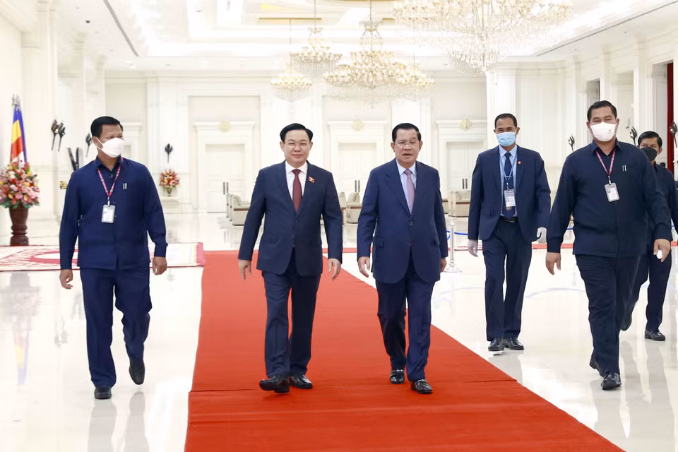 Chủ tịch Quốc hội Vương Đình Huệ và Thủ tướng Vương quốc Campuchia Samdech Techo Hun Sen. (Ảnh: Doãn Tấn/TTXVN)