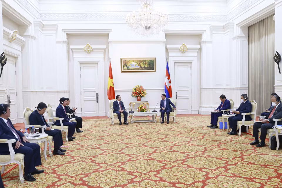 Chủ tịch Quốc hội Vương Đình Huệ hội kiến Thủ tướng Vương quốc Campuchia Samdech Techo Hun Sen. (Ảnh: Doãn Tấn/TTXVN)