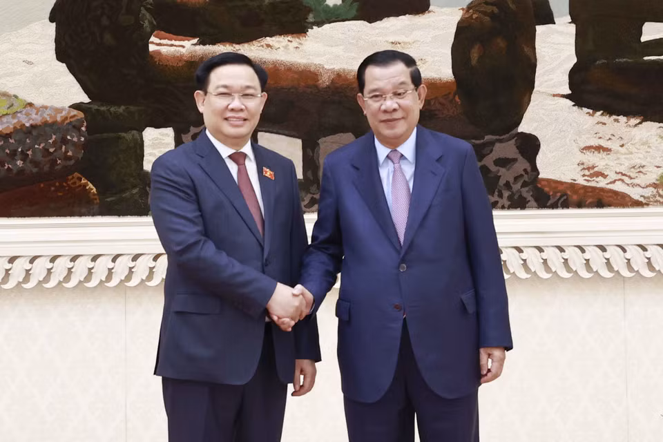 Chủ tịch Quốc hội Vương Đình Huệ và Thủ tướng Vương quốc Campuchia Samdech Techo Hun Sen chụp ảnh chung. (Ảnh: Doãn Tấn/TTXVN)