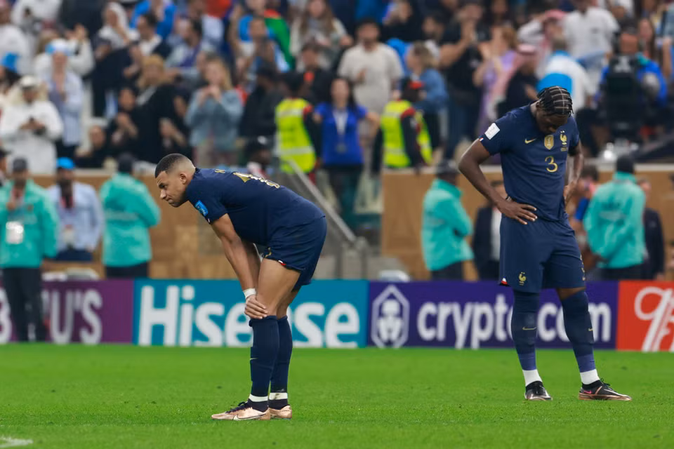 Nỗi buồn của Mbappe và đồng đội sau loạt sút luân lưu định mệnh. (Ảnh: Hải An/Vietnam+)
