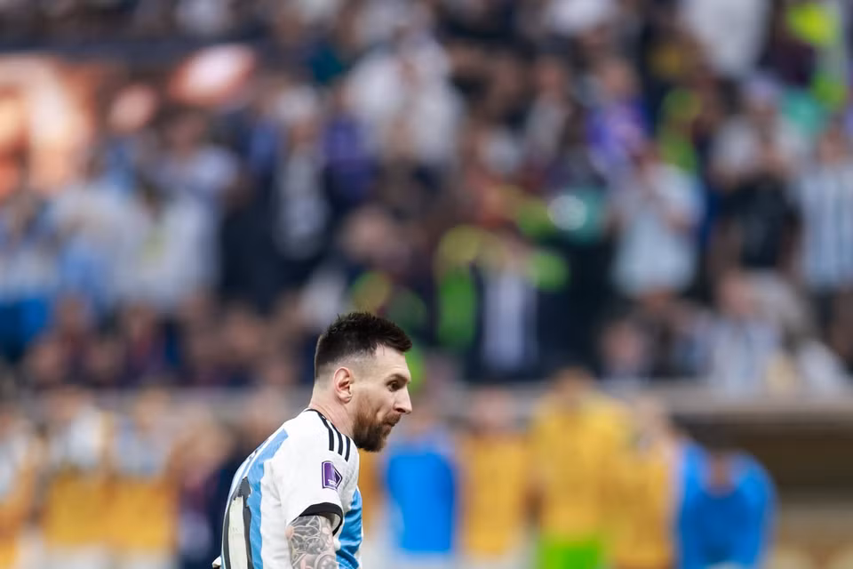 ...khi Messi thực hiện thành công lượt sút của mình và gây áp lực cho đối phương. (Ảnh: Hải An/Vietnam+)