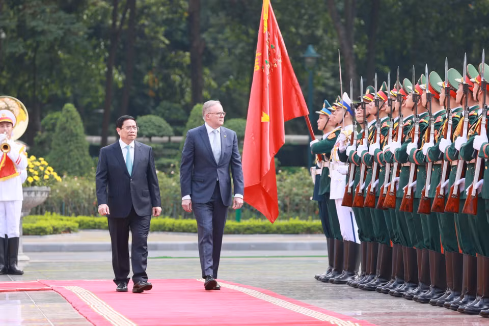 Thủ tướng Phạm Minh Chính và Thủ tướng Australia Anthony Albanese duyệt Đội danh dự Quân đội Nhân dân Việt Nam.(Ảnh: Dương Giang/TTXVN)
