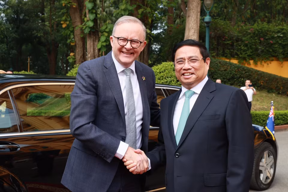 Thủ tướng Phạm Minh Chính đón Thủ tướng Australia Anthony Albanese. (Ảnh: Dương Giang/TTXVN)