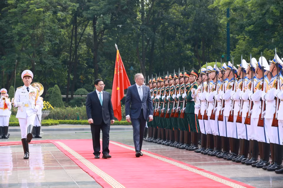 Thủ tướng Phạm Minh Chính và Thủ tướng Australia Anthony Albanese duyệt Đội danh dự Quân đội Nhân dân Việt Nam.(Ảnh: Dương Giang/TTXVN)
