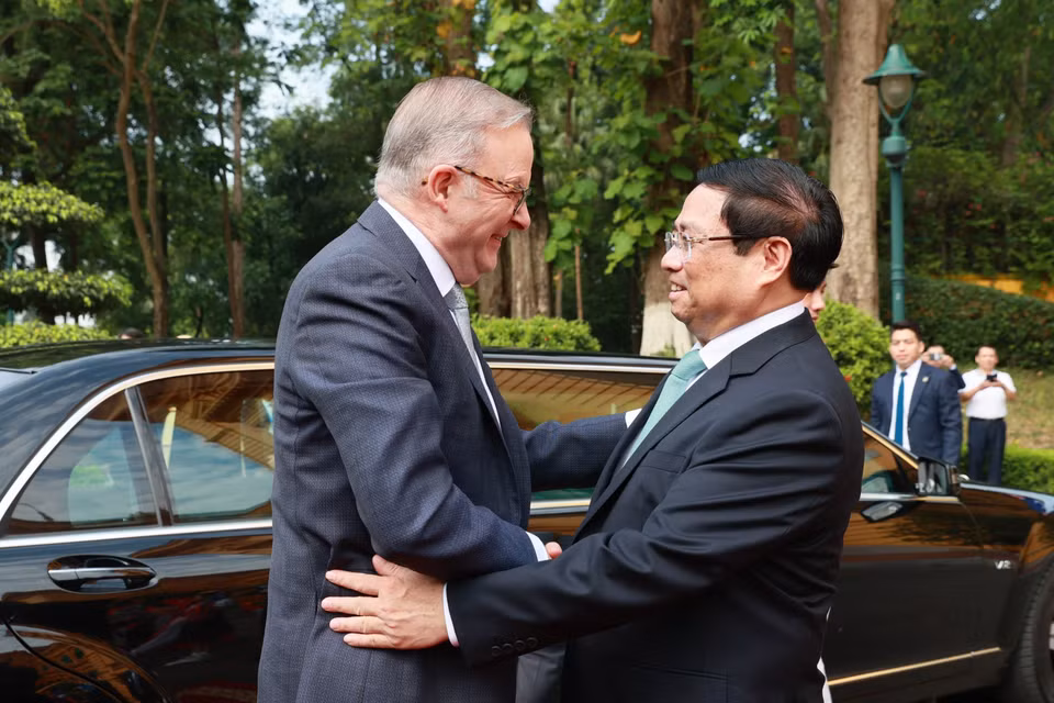 Thủ tướng Phạm Minh Chính đón Thủ tướng Australia Anthony Albanese. (Ảnh: Dương Giang/TTXVN)
