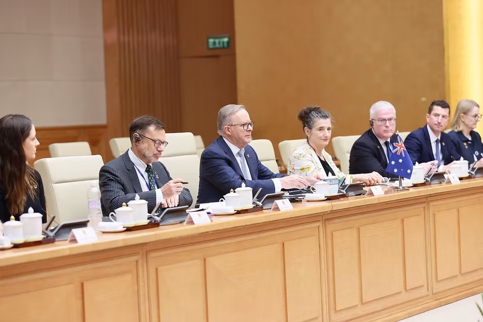 Thủ tướng Australia Anthony Albanese và các thành viên đoàn tại cuộc hội đàm. (Ảnh: Dương Giang/TTXVN)