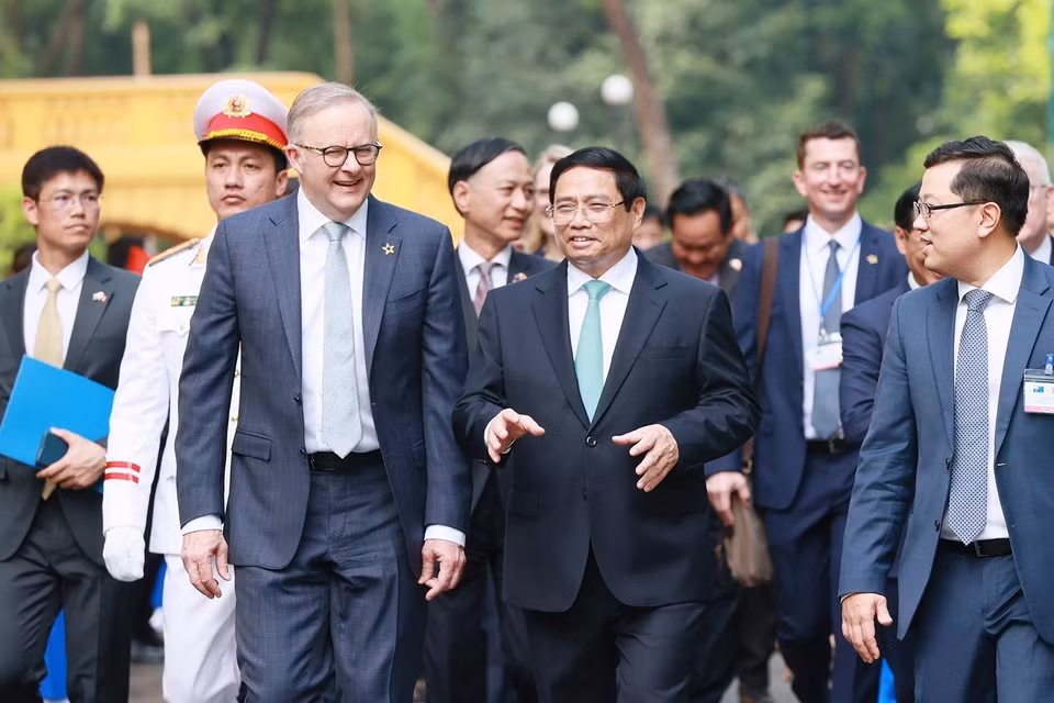Thủ tướng Phạm Minh Chính và Thủ tướng Australia Anthony Albanese tại lễ đón. (Ảnh: Dương Giang/TTXVN)