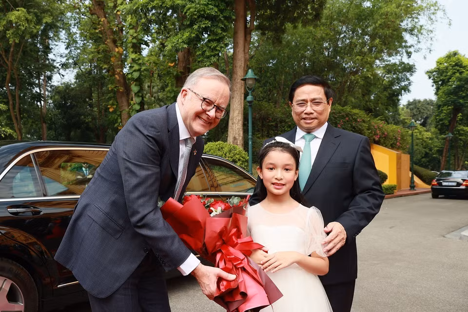 Thiếu nhi Thủ đô tặng hoa chào mừng Thủ tướng Australia Anthony Albanese. (Ảnh: Dương Giang/TTXVN)