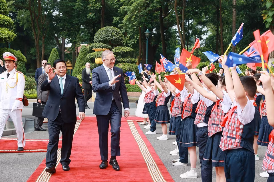 Thủ tướng Phạm Minh Chính và Thủ tướng Australia Anthony Albanese với thiếu nhi thủ đô. (Ảnh: Dương Giang/TTXVN)