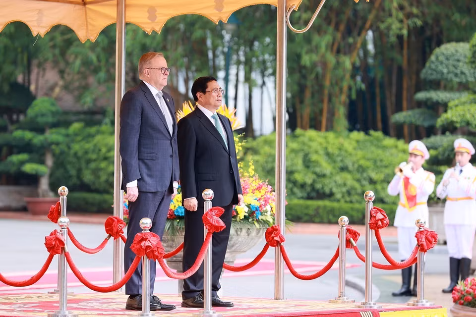 Thủ tướng Phạm Minh Chính và Thủ tướng Australia Anthony Albanese nghe quân nhạc cử Quốc thiều hai nước. (Ảnh: Dương Giang/TTXVN)