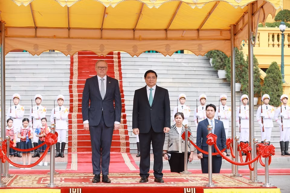 Thủ tướng Phạm Minh Chính và Thủ tướng Australia Anthony Albanese nghe quân nhạc cử Quốc thiều hai nước. (Ảnh: Dương Giang/TTXVN)