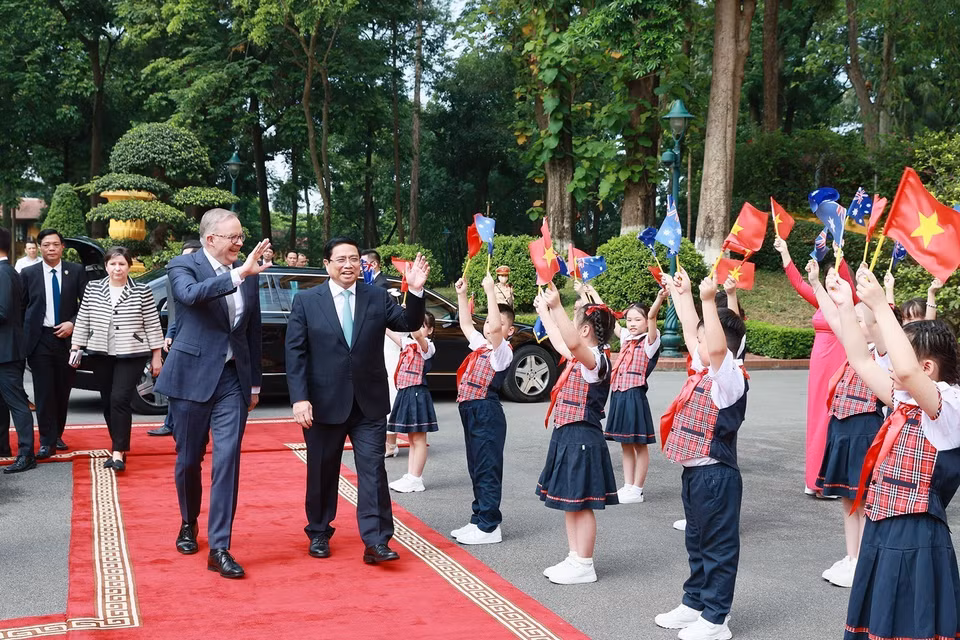 Thủ tướng Phạm Minh Chính và Thủ tướng Australia Anthony Albanese với thiếu nhi thủ đô. (Ảnh: Dương Giang/TTXVN)