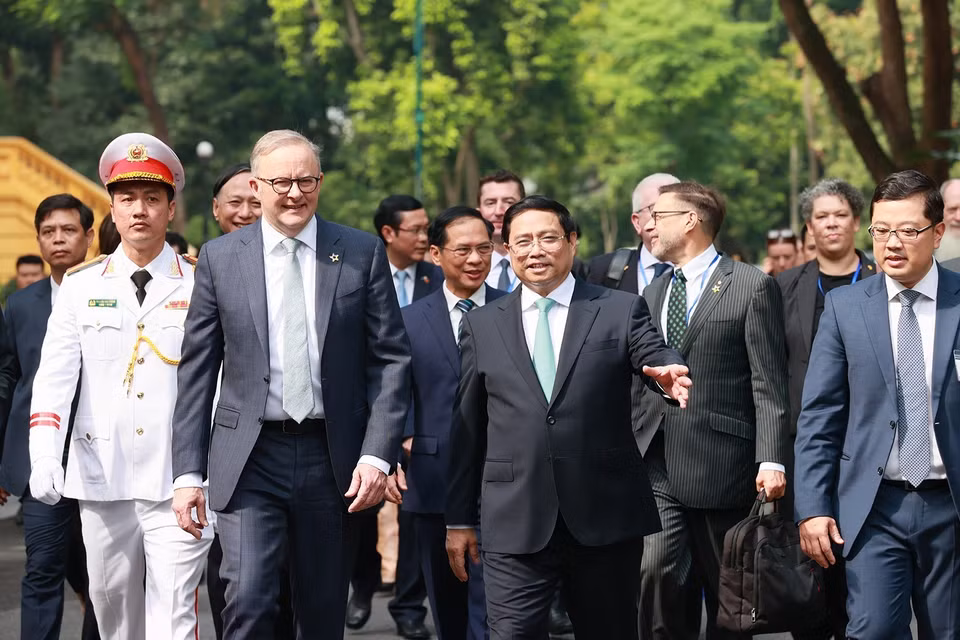 Thủ tướng Phạm Minh Chính và Thủ tướng Australia Anthony Albanese tại lễ đón. (Ảnh: Dương Giang/TTXVN)