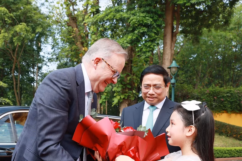 Thiếu nhi Thủ đô tặng hoa chào mừng Thủ tướng Australia Anthony Albanese. (Ảnh: Dương Giang/TTXVN)