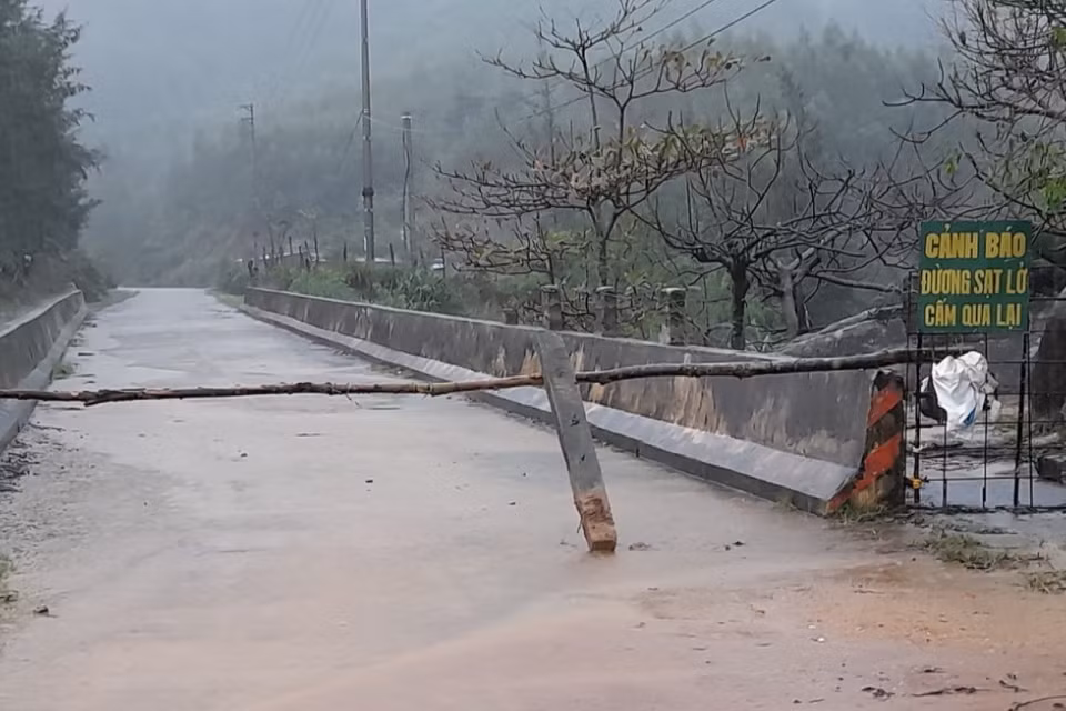 Lực lượng chức năng đặt biển cảnh báo nguy hiểm tại vùng có sạt lở ở xã Cẩm Lĩnh (huyện Cẩm Xuyên, Hà Tĩnh). (Ảnh: TTXVN phát)