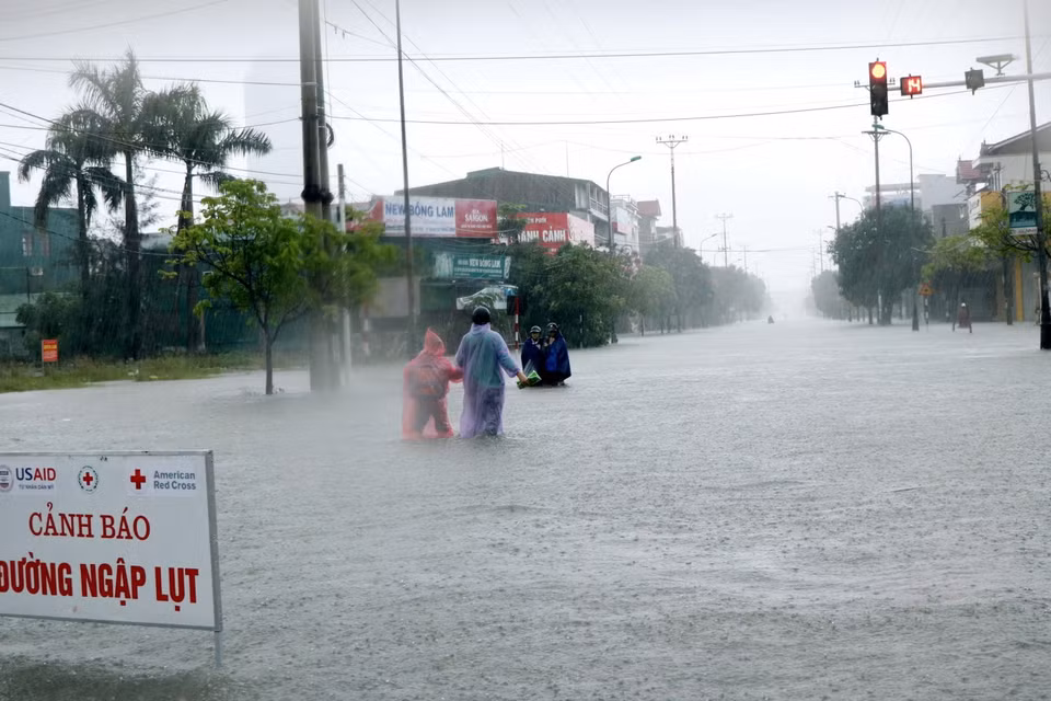Nước ngập sâu các tuyến phố ở thành phố Hà Tĩnh. (Ảnh: Công Tường/TTXVN)