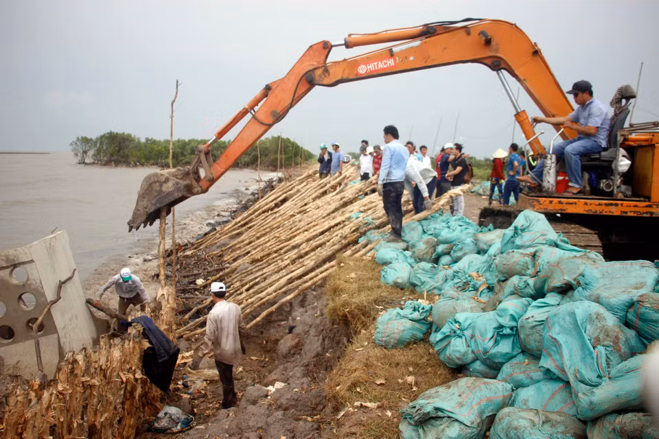 Tỉnh Cà Mau đang tích cực huy động mọi nguồn lực nhằm bảo vệ đoạn đê xung yếu trước nguy cơ bị vỡ. (Ảnh: Huỳnh Thế Anh/TTXVN)
