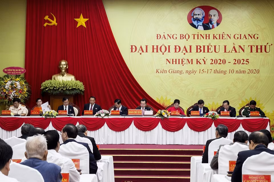 Đoàn Chủ tịch Đại hội Đảng bộ tỉnh Kiên Giang lần thứ XI, nhiệm kỳ 2020-2025. (Ảnh: Hồng Đạt/TTXVN)