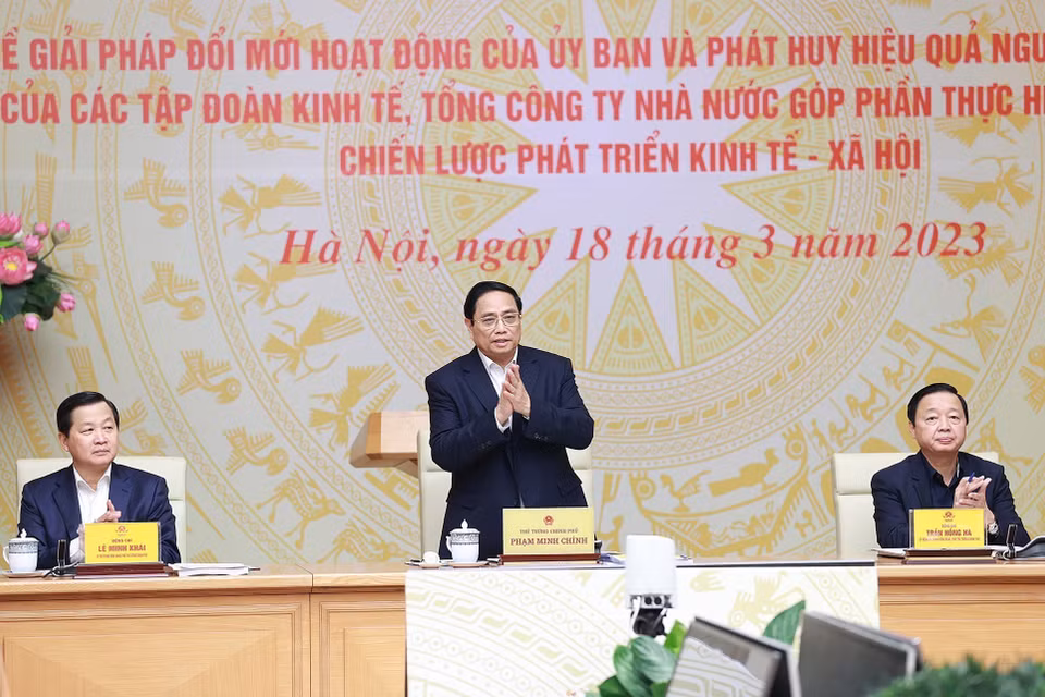 Thủ tướng Phạm Minh Chính và các Phó Thủ tướng Lê Minh Khái, Trần Hồng Hà chủ trì buổi làm việc. (Ảnh: Dương Giang/TTXVN)