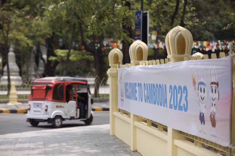 Pano, áp phích được trang hoàng trên các tuyến phố chính của Thủ đô Phnom Penh chào đón SEA Games 32. (Ảnh: Minh Quyết/TTXVN)