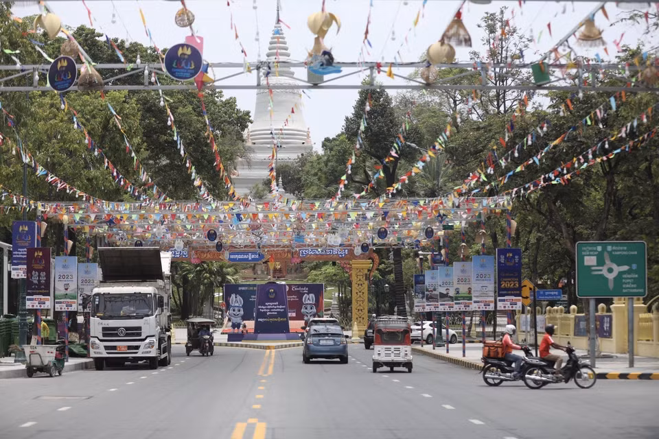Hình ảnh pano, áp phích được trang hoàng trên các tuyến phố chính của Thủ đô Phnom Penh chào đón SEA Games 32. (Ảnh: Minh Quyết/TTXVN)