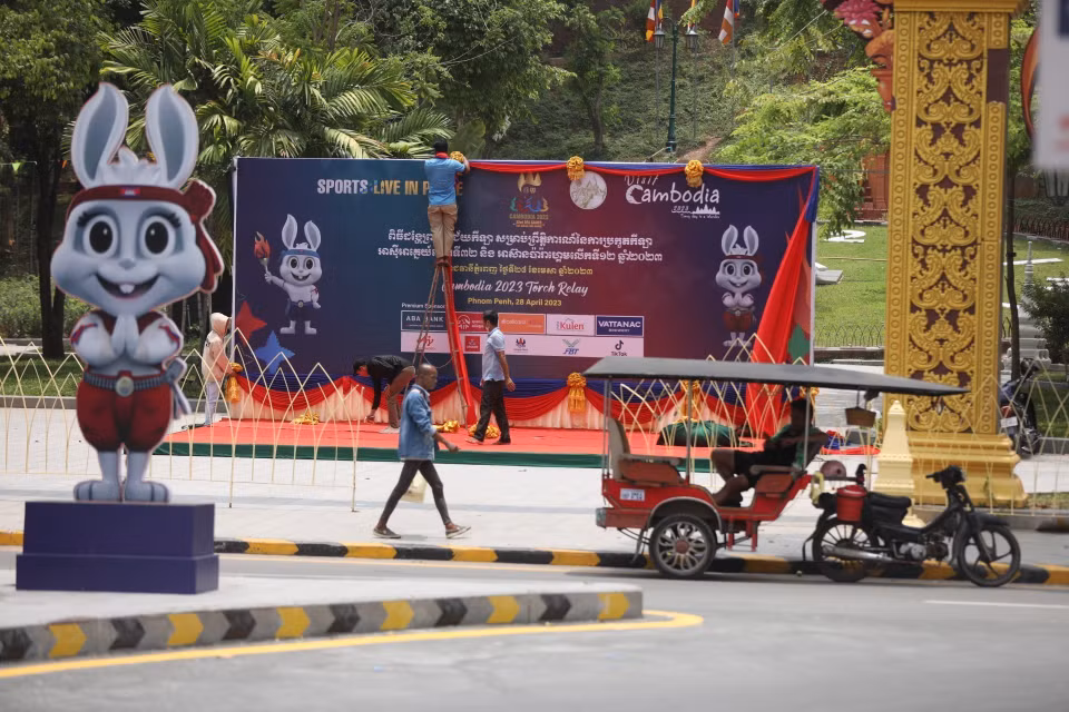Trang trí, chuẩn bị cho sự kiện chào đón SEA Games 32. (Ảnh: Minh Quyết/TTXVN)