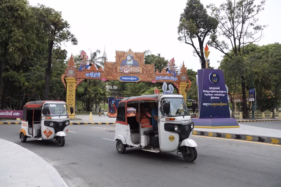 Xe Tuk Tuk là phương tiện giao thông phổ biến tại Campuchia. (Ảnh: Minh Quyết/TTXVN)