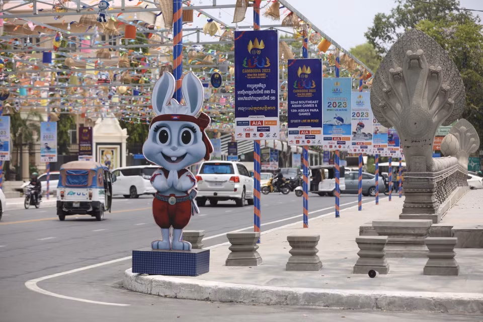 Hình ảnh linh vật thỏ trắng cùng pano, ápphích được trang hoàng trên tuyến phố chính tại Thủ đô Phnom Penh, chào đón SEA Games 32. (Ảnh: Minh Quyết/TTXVN)