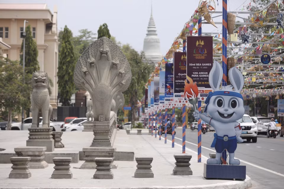 Hình ảnh linh vật thỏ trắng cùng pano, ápphích được trang hoàng trên tuyến phố chính tại Thủ đô Phnom Penh, chào đón SEA Games 32. (Ảnh: Minh Quyết/TTXVN)