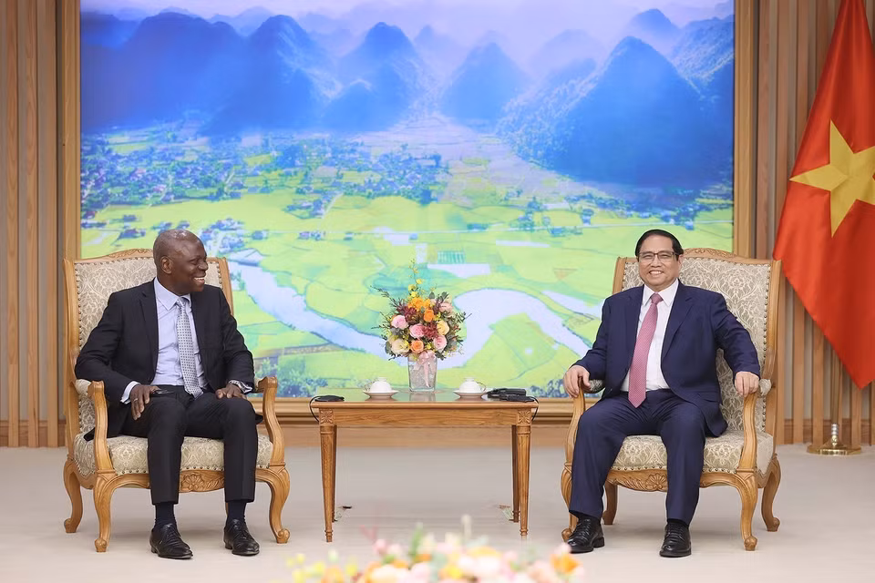 Hình ảnh Thủ tướng Phạm Minh Chính tiếp Tổng Giám đốc Tổ chức Lao động Quốc tế (ILO) Gilbert F. Houngbo. (Ảnh: Dương Giang/TTXVN)
