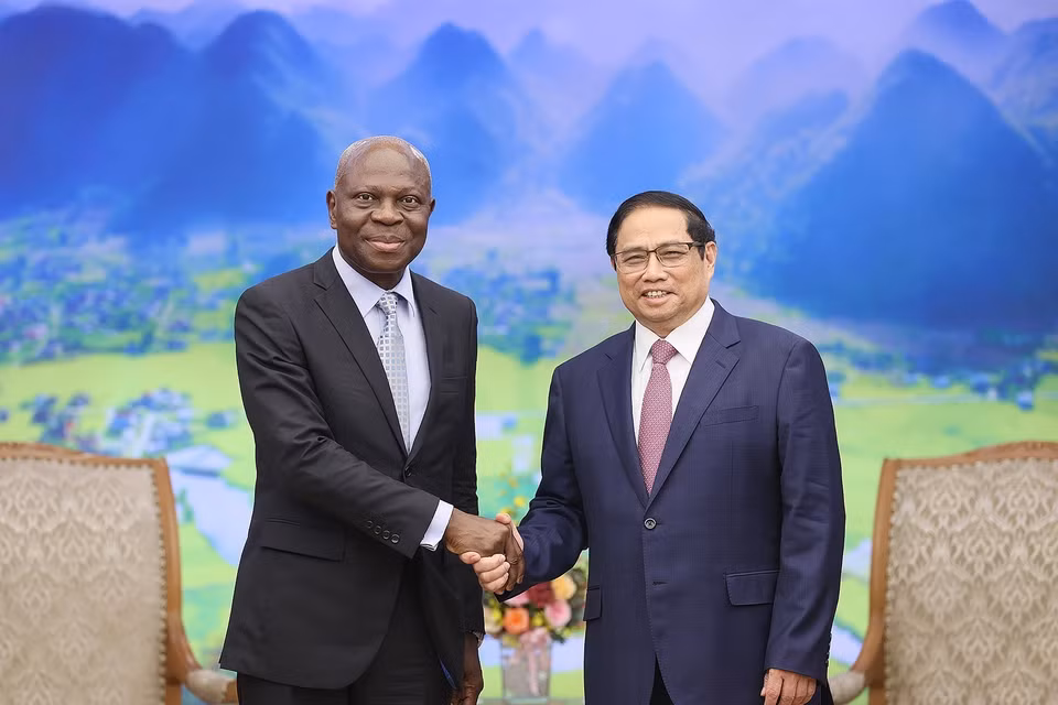 Thủ tướng Phạm Minh Chính và Tổng Giám đốc Tổ chức Lao động Quốc tế (ILO) Gilbert F. Houngbo. (Ảnh: Dương Giang/TTXVN)
