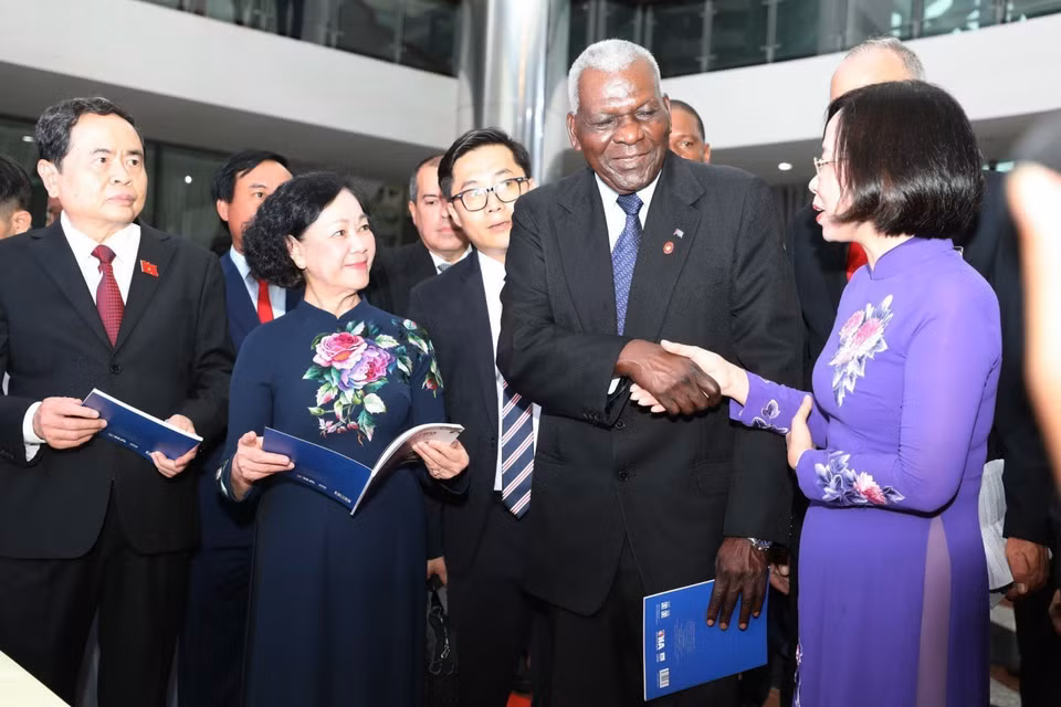 Chủ tịch Quốc hội Cuba Esteban Lazo Hernandez bắt tay Tổng giám đốc TTXVN Vũ Việt Trang, bày tỏ sự ấn tượng với những bức ảnh tư liệu quý về quan hệ Việt Nam-Cuba được giới thiệu tại Trưng bày ảnh. (Ảnh: Thanh Tùng/TTXVN) 