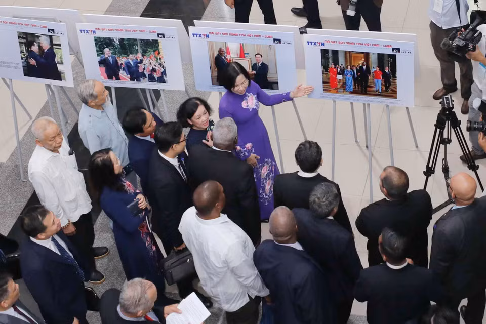 Các lãnh đạo cấp cao của Đảng, Nhà nước Việt Nam và Chủ tịch Quốc hội Cuba Esteban Lazo Hernandez tham quan Trưng bày ảnh. (Ảnh: Thanh Tùng/TTXVN) 