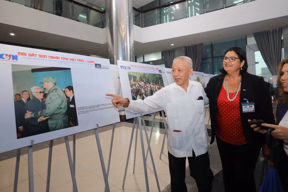 Nhân chứng trong bức ảnh tại Trưng bày vui mừng kể về kỷ niệm với Lãnh tụ Cuba Fidel Castro. (Ảnh: Thanh Tùng/TTXVN) 
