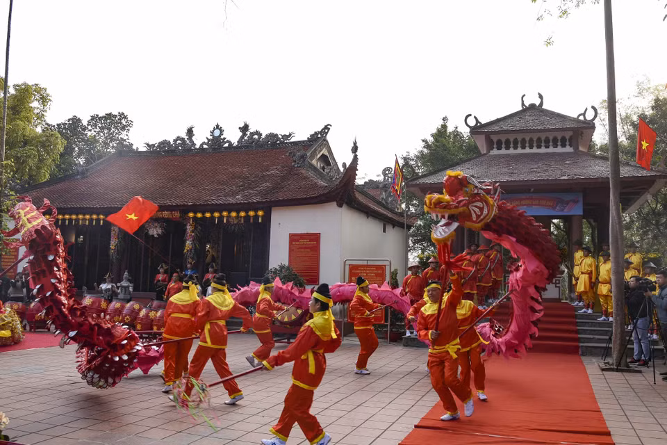 Màn múa rồng khai mạc lễ hội Thành Bản Phủ ở xã Noong Hẹt, huyện Điện Biên, tỉnh Điện Biên. (Ảnh: Xuân Tư/TTXVN)