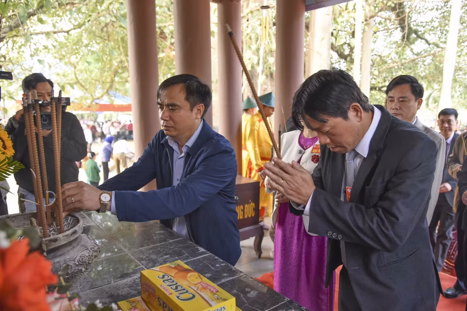 Đại biểu dâng hương tưởng niệm 254 ngày mất của Tướng Hoàng Công Chất. (Ảnh: Xuân Tư/TTXVN)