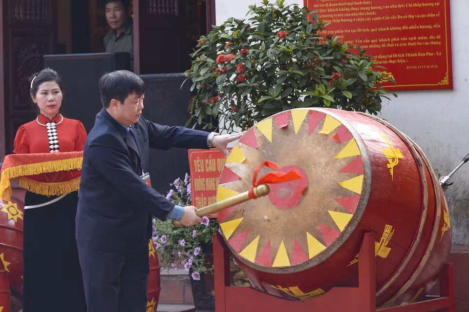 Chủ tịch Ủy ban Nhân dân huyện Điện Biên Bùi Hải Bình đánh trống khai hội Thành Bản Phủ. (Ảnh: Xuân Tư/TTXVN)