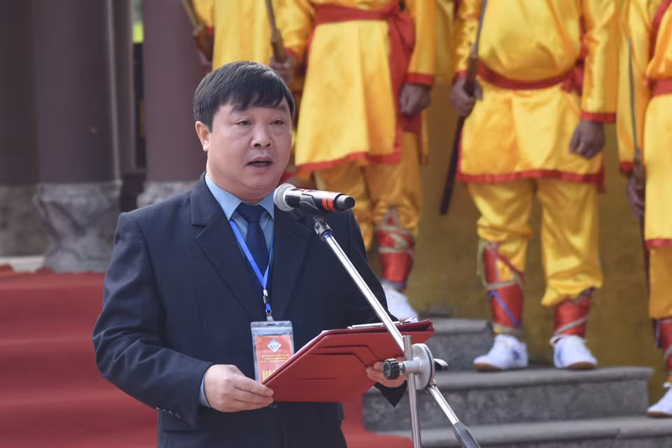 Chủ tịch Ủy ban Nhân dân huyện Điện Biên Bùi Hải Bình phát biểu khai mạc lễ hội Thành Bản Phủ. (Ảnh: Xuân Tư/TTXVN)