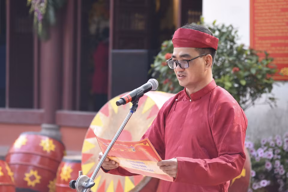 Đọc chúc văn tưởng nhớ Tướng quân Hoàng Công Chất. (Ảnh: Xuân Tư/TTXVN)