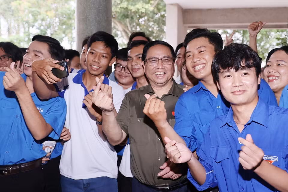 Thủ tướng Phạm Minh Chính với cử tri là thanh niên, sinh viên và nguồn nhân lực trẻ trên địa bàn thành phố Cần Thơ. (Ảnh: Dương Giang/TTXVN)