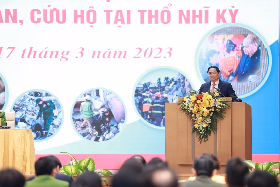 Thủ tướng Phạm Minh Chính phát biểu tuyên dương các lực lượng tham gia cứu nạn, cứu hộ làm nhiệm vụ tại Thổ Nhĩ Kỳ. (Ảnh: Dương Giang/TTXVN) 