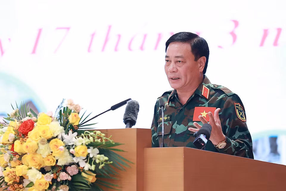 Thiếu tướng Phạm Văn Tỵ chỉ đạo công tác tìm kiếm, cứu trợ các nạn nhân trong trận động đất tại tỉnh Hatay, Thổ Nhĩ Kỳ của Bộ Quốc phòng báo cáo quá trình thực hiện nhiệm vụ. (Ảnh: Dương Giang/TTXVN)
