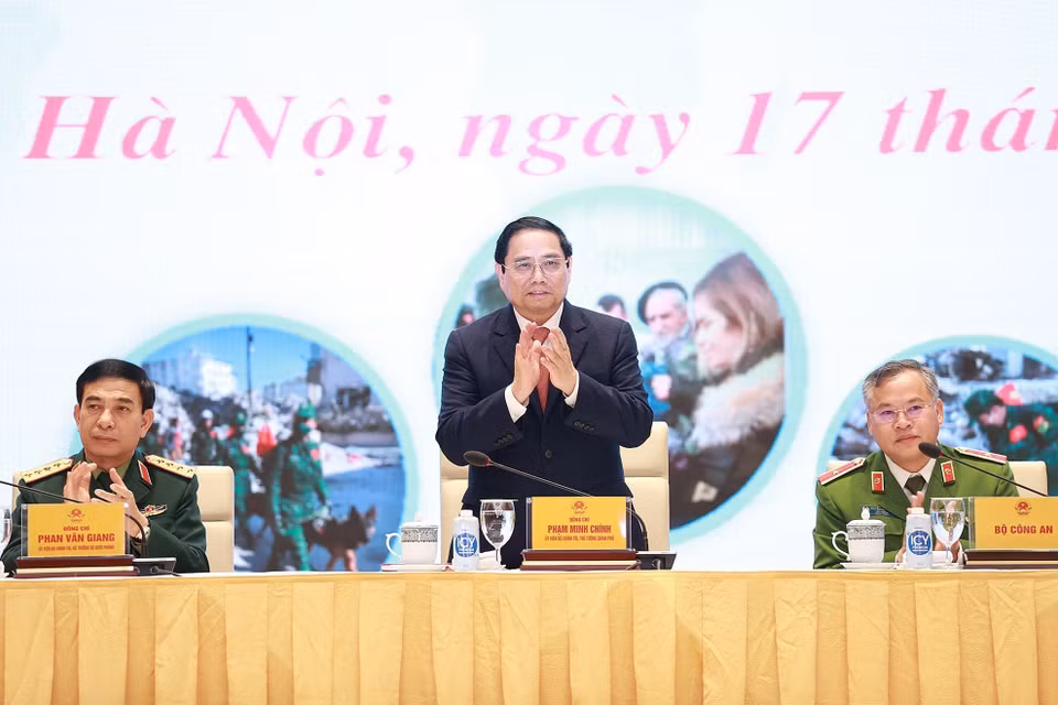 Thủ tướng Phạm Minh Chính gặp mặt, tuyên dương đoàn cứu nạn, cứu hộ làm nhiệm vụ tại Thổ Nhĩ Kỳ. (Ảnh: Dương Giang/TTXVN)