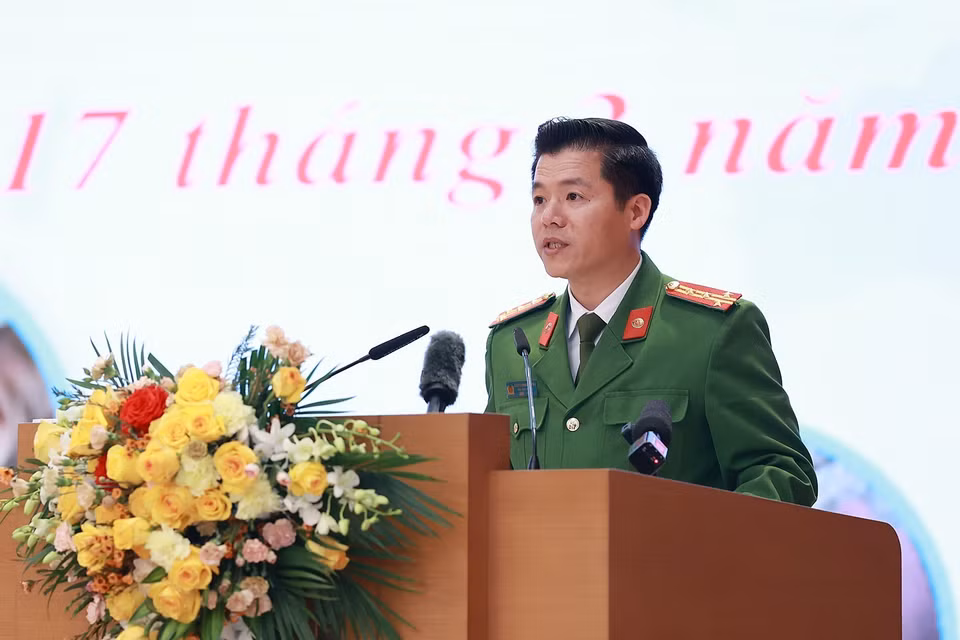 Đại tá Nguyễn Minh Khương, Trưởng đoàn công tác của Bộ Công an tham gia cứu nạn, cứu hộ tại Thổ Nhĩ Kỳ báo cáo quá trình thực hiện nhiệm vụ. (Ảnh: Dương Giang/TTXVN)