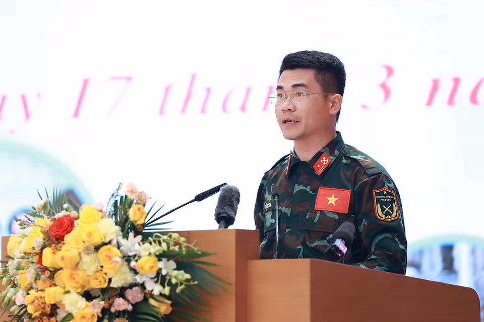 Thiếu tá Lê Đức Tài, đại diện đoàn cứu nạn, cứu hộ của Bộ Quốc phòng làm nhiệm vụ tại Thổ Nhĩ Kỳ phát biểu. (Ảnh: Dương Giang/TTXVN)