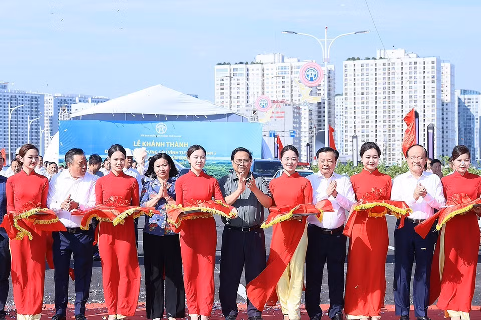 Thủ tướng Phạm Minh Chính và các đại biểu cắt băng khánh thành Cầu Vĩnh Tuy giai đoạn 2. (Ảnh: Dương Giang/TTXVN)