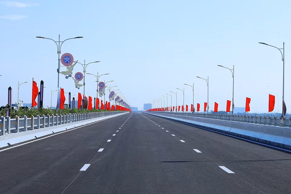 Cầu Vĩnh Tuy giai đoạn 2 chính thức đưa vào sử dụng. (Ảnh: Dương Giang/TTXVN)