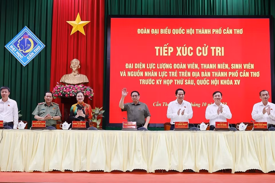 Thủ tướng Phạm Minh Chính và Đoàn đại biểu Quốc hội thành phố Cần Thơ tại buổi tiếp xúc cử tri trước Kỳ họp thứ sáu, Quốc hội khóa XV. (Ảnh: Dương Giang/TTXVN)