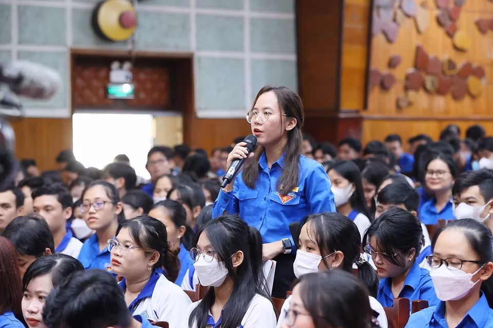 Cử tri Phạm Thế Thu, đại diện đoàn viên thanh niên quận Ninh Kiều nêu ý kiến tại buổi tiếp xúc. (Ảnh: Dương Giang/TTXVN)