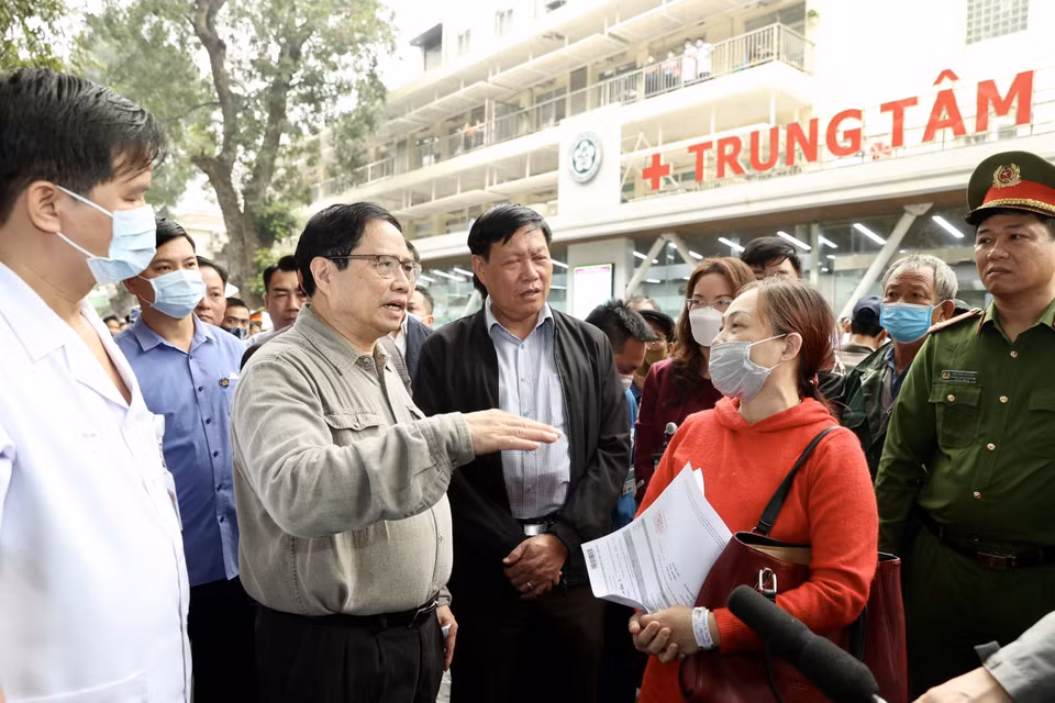 Thủ tướng Phạm Minh Chính thăm hỏi người thân các bệnh nhân đang điều trị tại Bệnh viện Bạch Mai. (Ảnh: Dương Giang/TTXVN)